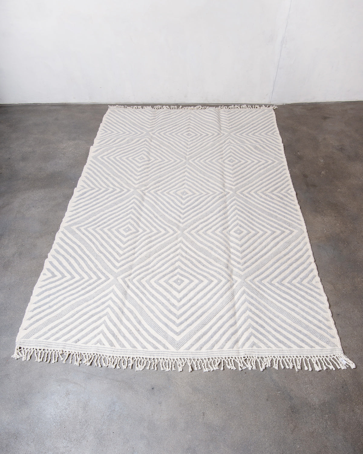 Modern, handcrafted Berber rug from Morocco. Flat-woven Kelim carpet in grey and white design. Made of 100% wool.